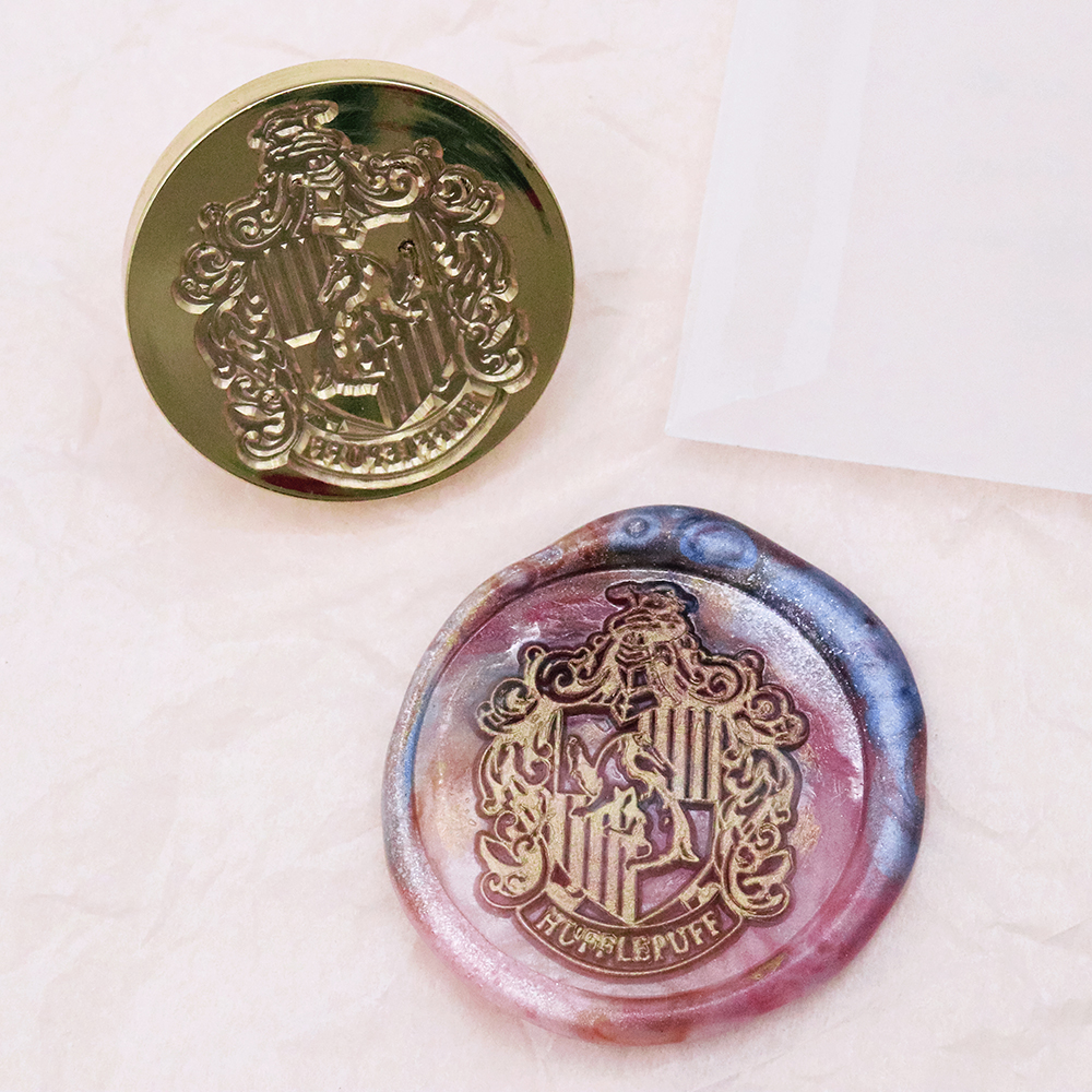 Engraved with the signatory logo from the fantasy movie franchise Harry Potter, this wax seal stamp is perfect for magic-themed parties and makes a gift for Potterheads.
