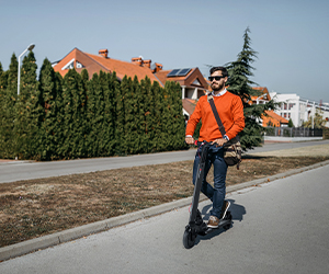 X7 Pro Folding Electric Scooter Detachable battery design for fast battery change and convenient recharge.